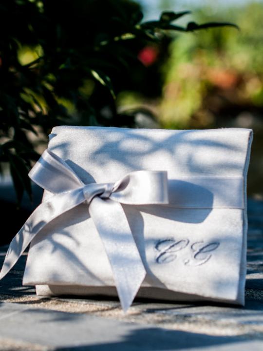 Busta grigio perla personalizzata con iniziali 