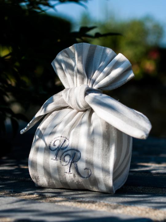 Saccotto personalizzato con pieghe grigio e iniziali 